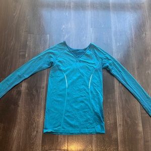 Under armour work out top. Long sleeved.
